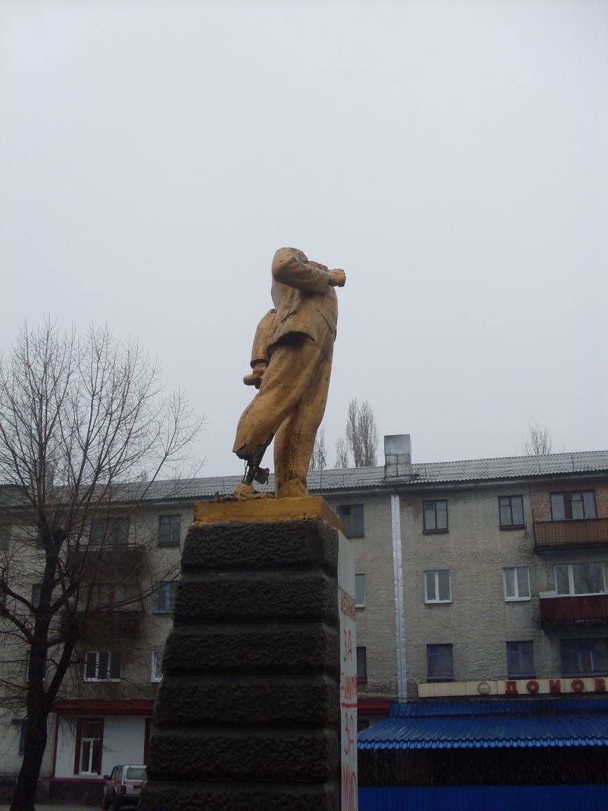 В Димитрове в поселке Новатор будет демонтирован памятник Ленину (фото) - фото 2 В Димитрове в поселке Новатор будет демонтирован памятник Ленину (фото) - фото 2