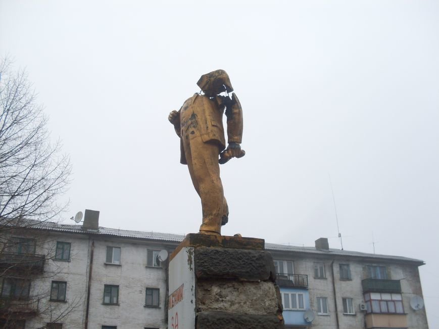 В Димитрове в поселке Новатор будет демонтирован памятник Ленину (фото) - фото 1 В Димитрове в поселке Новатор будет демонтирован памятник Ленину (фото) - фото 1