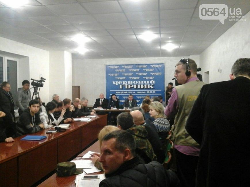 В Кривом Роге под колесами КРАЗа погиб ребенок, исполнительная власть встретилась с общественностью (фото) - фото 2 В Кривом Роге под колесами КРАЗа погиб ребенок, исполнительная власть встретилась с общественностью (фото) - фото 2