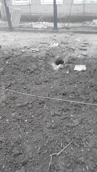 Левый берег Мариуполя обстрелян боевиками. Есть раненые и погибшие (ФОТО+ВИДЕО, ДОПОЛНЕНО) (фото) - фото 4 Левый берег Мариуполя обстрелян боевиками. Есть раненые и погибшие (ФОТО+ВИДЕО, ДОПОЛНЕНО) (фото) - фото 4
