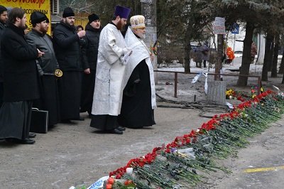 В Донецке состоялась панихида в память о погибших мирных жителях (фото) - фото 4 В Донецке состоялась панихида в память о погибших мирных жителях (фото) - фото 4