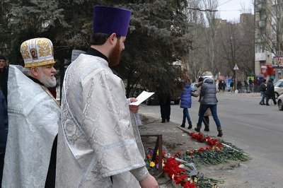 В Донецке состоялась панихида в память о погибших мирных жителях (фото) - фото 3 В Донецке состоялась панихида в память о погибших мирных жителях (фото) - фото 3