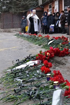В Донецке состоялась панихида в память о погибших мирных жителях (фото) - фото 5 В Донецке состоялась панихида в память о погибших мирных жителях (фото) - фото 5