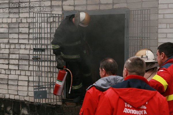У Тернополі на вул. 15 квітня горіла пекарня (фото) (фото) - фото 1 У Тернополі на вул. 15 квітня горіла пекарня (фото) (фото) - фото 1