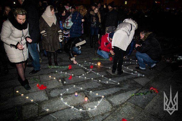 На Майдане Независимости киевляне почтили память погибших в Мариуполе (ФОТО, ВИДЕО) (фото) - фото 2