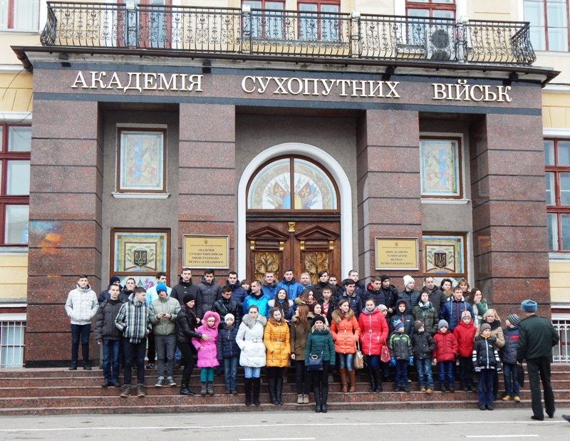 Дітям-сиротам зі Львова провели екскурсію по території Академії Сухопутних військ (ФОТОРЕПОРТАЖ) (фото) - фото 5 Дітям-сиротам зі Львова провели екскурсію по території Академії Сухопутних військ (ФОТОРЕПОРТАЖ) (фото) - фото 5