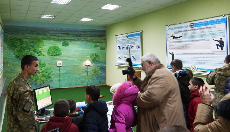 Дітям-сиротам зі Львова провели екскурсію по території Академії Сухопутних військ (ФОТОРЕПОРТАЖ) (фото) - фото 4 Дітям-сиротам зі Львова провели екскурсію по території Академії Сухопутних військ (ФОТОРЕПОРТАЖ) (фото) - фото 4