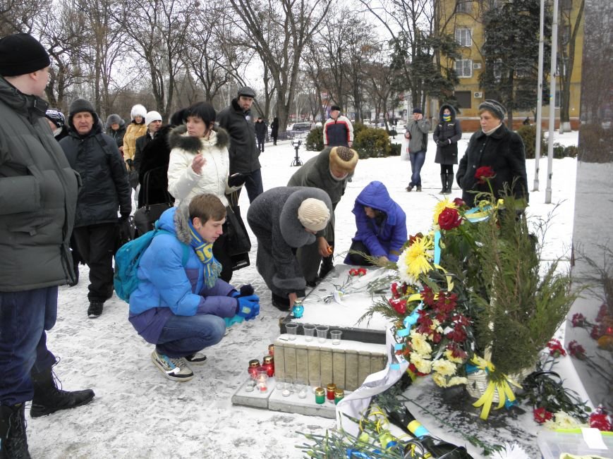 В Краматорске почтили память погибших мариупольцев (ФОТО и ВИДЕО) (фото) - фото 1 В Краматорске почтили память погибших мариупольцев (ФОТО и ВИДЕО) (фото) - фото 1