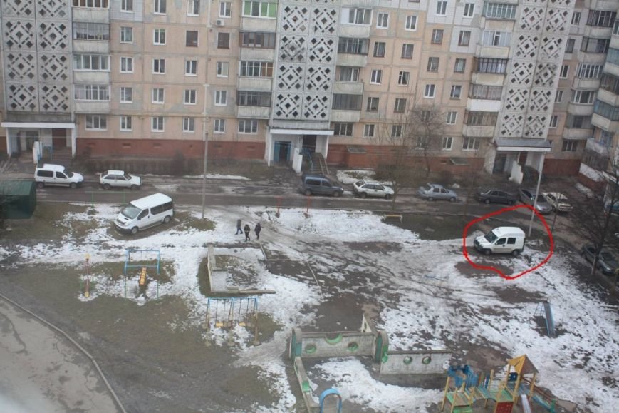 Справжні тернопільські «патріоти» паркуються просто на дитмайданчинку (фото) (фото) - фото 1 Справжні тернопільські «патріоти» паркуються просто на дитмайданчинку (фото) (фото) - фото 1