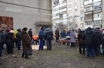 Мариуполь приходит в себя после вчерашнего обстрела (фото) - фото 1 Мариуполь приходит в себя после вчерашнего обстрела (фото) - фото 1