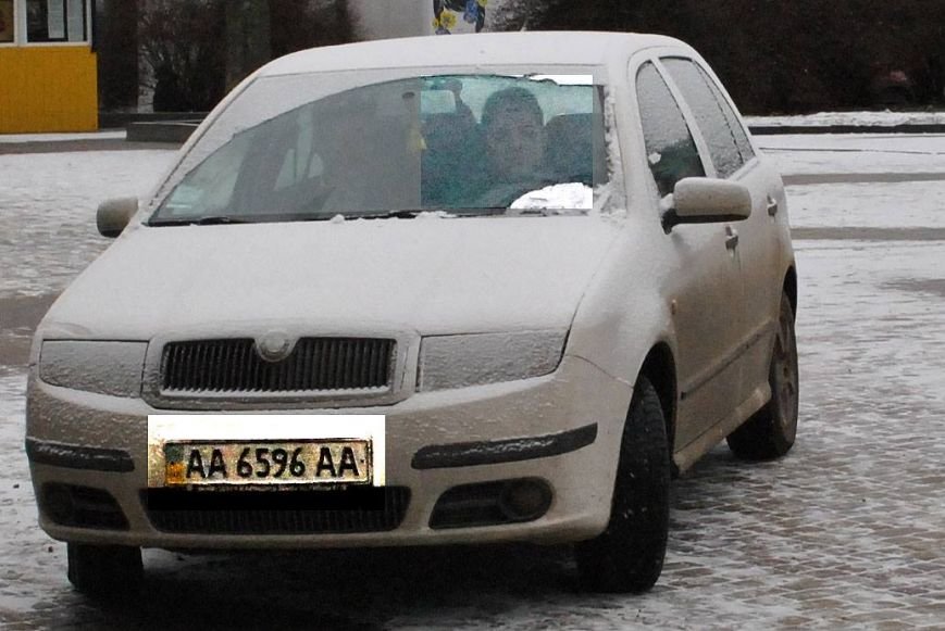 У Тернополі авто з київськими номерами каталося по пішохідній зоні біля пам’ятника Франку (Фото) (фото) - фото 1 У Тернополі авто з київськими номерами каталося по пішохідній зоні біля пам’ятника Франку (Фото) (фото) - фото 1