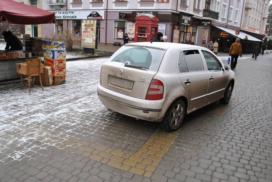У Тернополі авто з київськими номерами каталося по пішохідній зоні біля пам’ятника Франку (Фото) (фото) - фото 1 У Тернополі авто з київськими номерами каталося по пішохідній зоні біля пам’ятника Франку (Фото) (фото) - фото 1