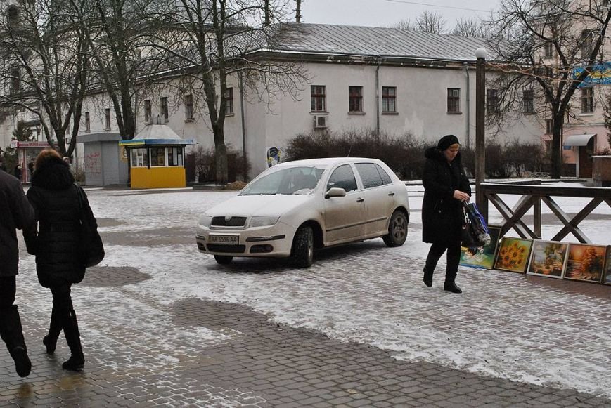 У Тернополі авто з київськими номерами каталося по пішохідній зоні біля пам’ятника Франку (Фото) (фото) - фото 1 У Тернополі авто з київськими номерами каталося по пішохідній зоні біля пам’ятника Франку (Фото) (фото) - фото 1