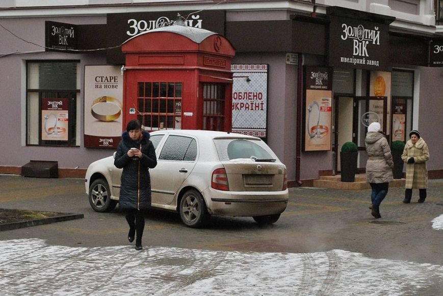У Тернополі авто з київськими номерами каталося по пішохідній зоні біля пам’ятника Франку (Фото) (фото) - фото 1 У Тернополі авто з київськими номерами каталося по пішохідній зоні біля пам’ятника Франку (Фото) (фото) - фото 1