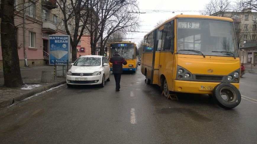 В тернопільській маршрутці №19 на ходу відпало колесо (фото) (фото) - фото 1 В тернопільській маршрутці №19 на ходу відпало колесо (фото) (фото) - фото 1