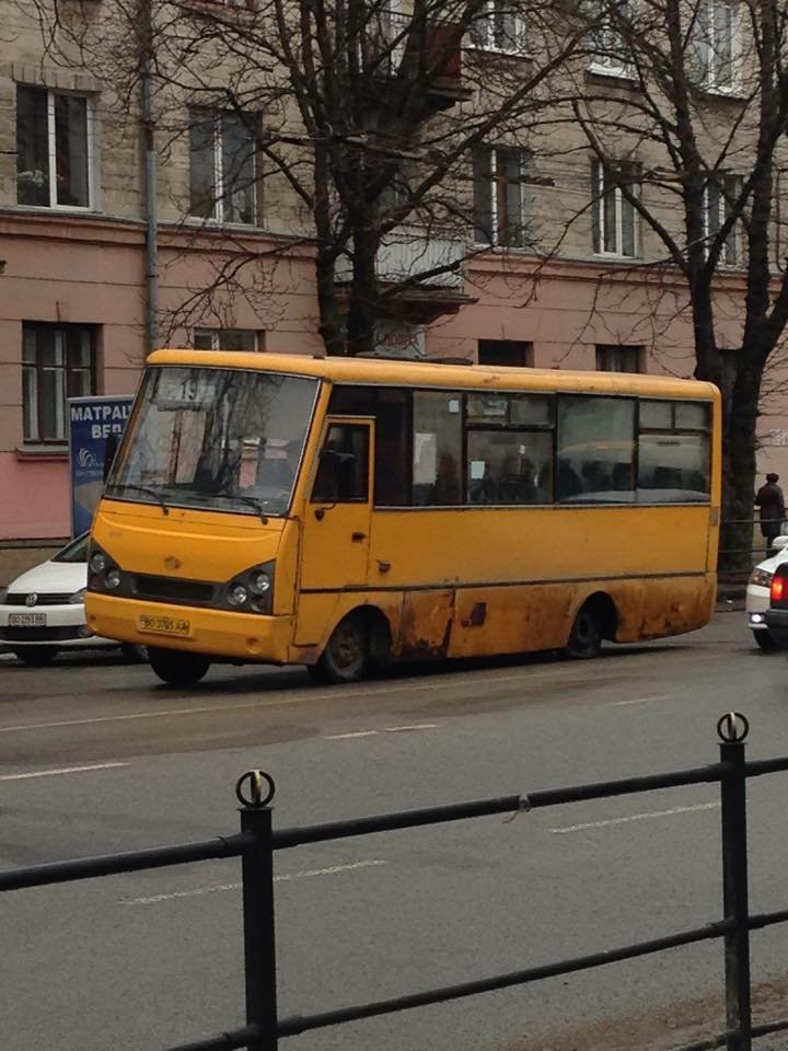 В тернопільській маршрутці №19 на ходу відпало колесо (фото) (фото) - фото 1 В тернопільській маршрутці №19 на ходу відпало колесо (фото) (фото) - фото 1