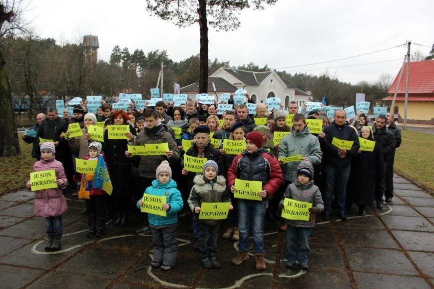 Вчора мешканці Брюховичів вийшли на спільний молебень, аби вшанувати Небесну сотню (ФОТОРЕПОРТАЖ) (фото) - фото 5 Вчора мешканці Брюховичів вийшли на спільний молебень, аби вшанувати Небесну сотню (ФОТОРЕПОРТАЖ) (фото) - фото 5