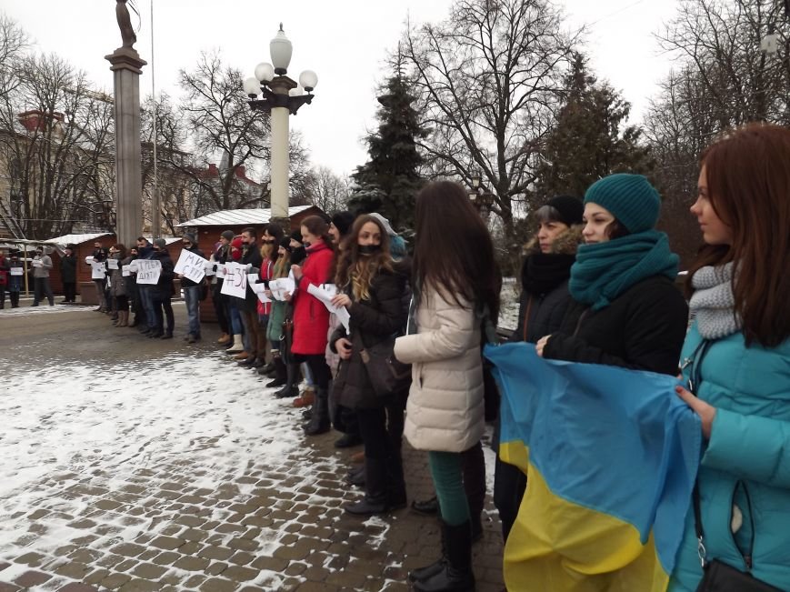 Понад півсотні тернополян вийшли на акцію “Я - Маріуполь” (ФОТО) (фото) - фото 1 Понад півсотні тернополян вийшли на акцію “Я - Маріуполь” (ФОТО) (фото) - фото 1