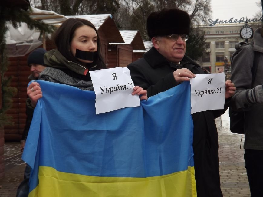 Понад півсотні тернополян вийшли на акцію “Я - Маріуполь” (ФОТО) (фото) - фото 1 Понад півсотні тернополян вийшли на акцію “Я - Маріуполь” (ФОТО) (фото) - фото 1