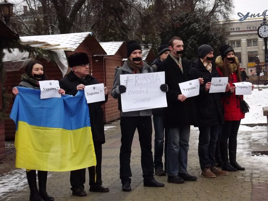 Понад півсотні тернополян вийшли на акцію “Я - Маріуполь” (ФОТО) (фото) - фото 1 Понад півсотні тернополян вийшли на акцію “Я - Маріуполь” (ФОТО) (фото) - фото 1