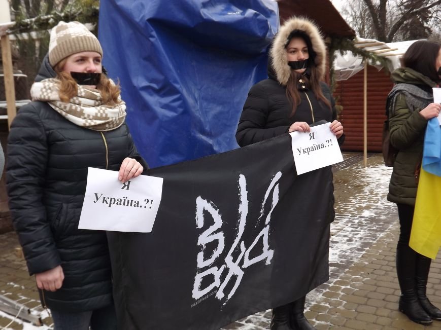 Понад півсотні тернополян вийшли на акцію “Я - Маріуполь” (ФОТО) (фото) - фото 2 Понад півсотні тернополян вийшли на акцію “Я - Маріуполь” (ФОТО) (фото) - фото 2