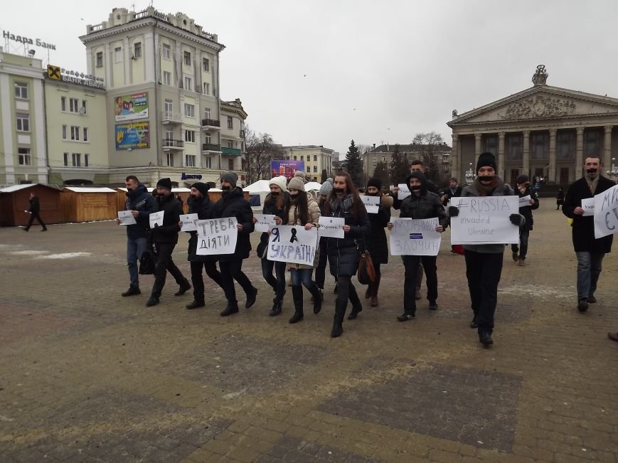 Понад півсотні тернополян вийшли на акцію “Я - Маріуполь” (ФОТО) (фото) - фото 1 Понад півсотні тернополян вийшли на акцію “Я - Маріуполь” (ФОТО) (фото) - фото 1