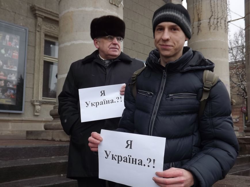 Понад півсотні тернополян вийшли на акцію “Я - Маріуполь” (ФОТО) (фото) - фото 1 Понад півсотні тернополян вийшли на акцію “Я - Маріуполь” (ФОТО) (фото) - фото 1