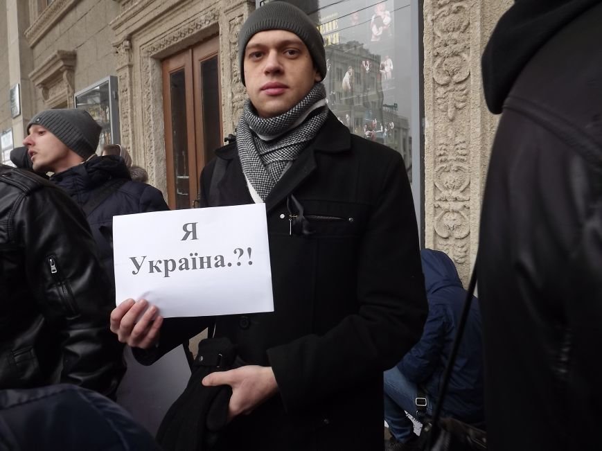 Понад півсотні тернополян вийшли на акцію “Я - Маріуполь” (ФОТО) (фото) - фото 1 Понад півсотні тернополян вийшли на акцію “Я - Маріуполь” (ФОТО) (фото) - фото 1
