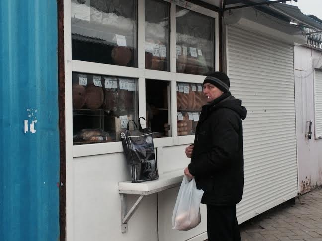 В Мариуполе на Киевском рынка, пострадавшим от обстрела, сегодня возрождали торговлю( Фоторепортаж) (фото) - фото 1 В Мариуполе на Киевском рынка, пострадавшим от обстрела, сегодня возрождали торговлю( Фоторепортаж) (фото) - фото 1