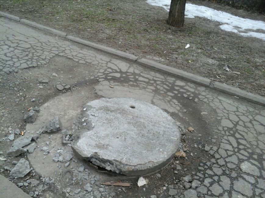 В Кривом Роге коммунальщики не успевают за «металлистами»: открытые люки на каждом шагу (ФОТОФАКТ) (фото) - фото 2 В Кривом Роге коммунальщики не успевают за «металлистами»: открытые люки на каждом шагу (ФОТОФАКТ) (фото) - фото 2
