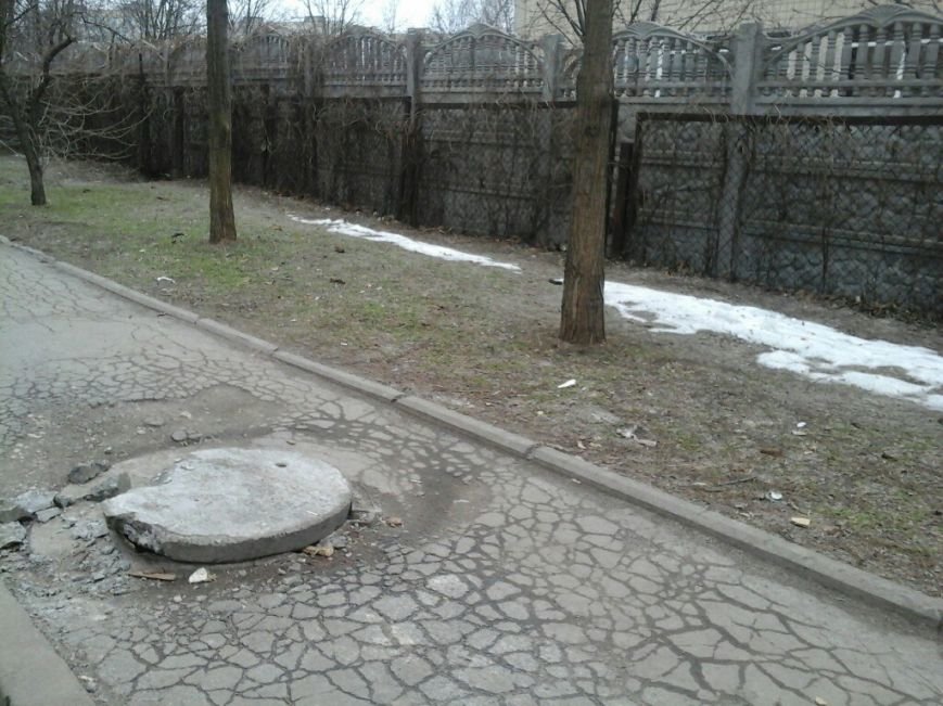 В Кривом Роге коммунальщики не успевают за «металлистами»: открытые люки на каждом шагу (ФОТОФАКТ) (фото) - фото 2 В Кривом Роге коммунальщики не успевают за «металлистами»: открытые люки на каждом шагу (ФОТОФАКТ) (фото) - фото 2