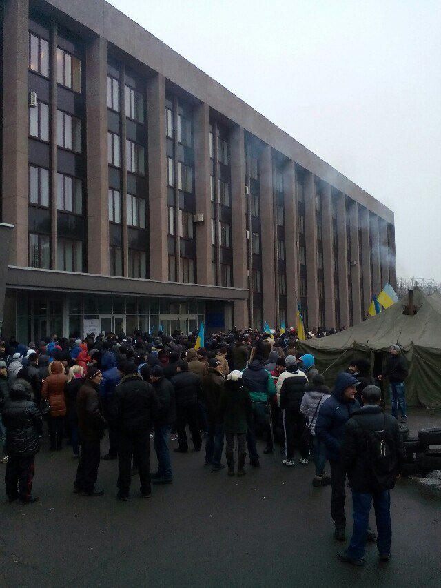 Под Криворожским горисполкомом более 300 криворожан собрались на акцию протеста (ФОТО) (фото) - фото 1 Под Криворожским горисполкомом более 300 криворожан собрались на акцию протеста (ФОТО) (фото) - фото 1