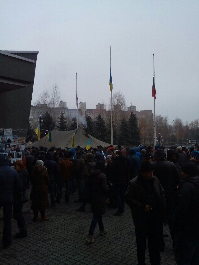 Под Криворожским горисполкомом более 300 криворожан собрались на акцию протеста (ФОТО) (фото) - фото 1 Под Криворожским горисполкомом более 300 криворожан собрались на акцию протеста (ФОТО) (фото) - фото 1