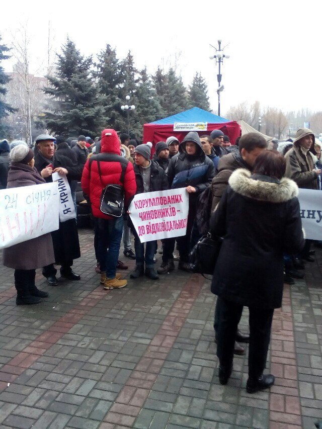 Под Криворожским горисполкомом более 300 криворожан собрались на акцию протеста (ФОТО) (фото) - фото 1 Под Криворожским горисполкомом более 300 криворожан собрались на акцию протеста (ФОТО) (фото) - фото 1