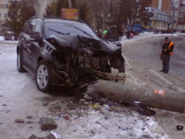 У Тернополі на вул. Карпенка «шумахери» знесли черговий стовп (фото) - фото 1 У Тернополі на вул. Карпенка «шумахери» знесли черговий стовп (фото) - фото 1