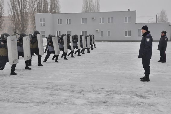 В Харькове курсанты-милиционеры патрулируют улицы, но только рядом со своим вузом (ФОТО) (фото) - фото 1 В Харькове курсанты-милиционеры патрулируют улицы, но только рядом со своим вузом (ФОТО) (фото) - фото 1