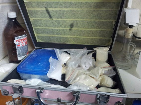 В Киеве из подпольной нарколаборатории изъяли на полмиллиона гривен готового наркотика (ФОТО) (фото) - фото 1 В Киеве из подпольной нарколаборатории изъяли на полмиллиона гривен готового наркотика (ФОТО) (фото) - фото 1