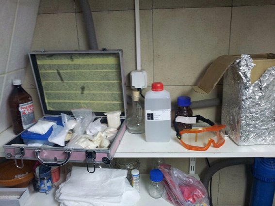 В Киеве из подпольной нарколаборатории изъяли на полмиллиона гривен готового наркотика (ФОТО) (фото) - фото 1 В Киеве из подпольной нарколаборатории изъяли на полмиллиона гривен готового наркотика (ФОТО) (фото) - фото 1