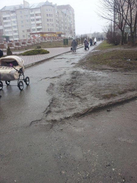 Тернополяни страждають через величезні ями на пішохідних доріжках (фото) (фото) - фото 1 Тернополяни страждають через величезні ями на пішохідних доріжках (фото) (фото) - фото 1
