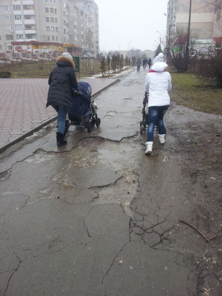 Тернополяни страждають через величезні ями на пішохідних доріжках (фото) (фото) - фото 1 Тернополяни страждають через величезні ями на пішохідних доріжках (фото) (фото) - фото 1