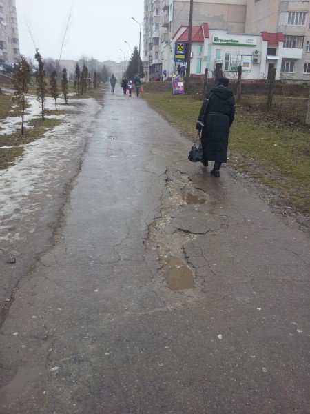 Тернополяни страждають через величезні ями на пішохідних доріжках (фото) (фото) - фото 1 Тернополяни страждають через величезні ями на пішохідних доріжках (фото) (фото) - фото 1