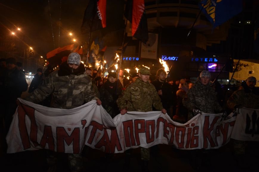 В Киеве прошло факельное шествие в память о Героях Крут (фото) - фото 3 В Киеве прошло факельное шествие в память о Героях Крут (фото) - фото 3