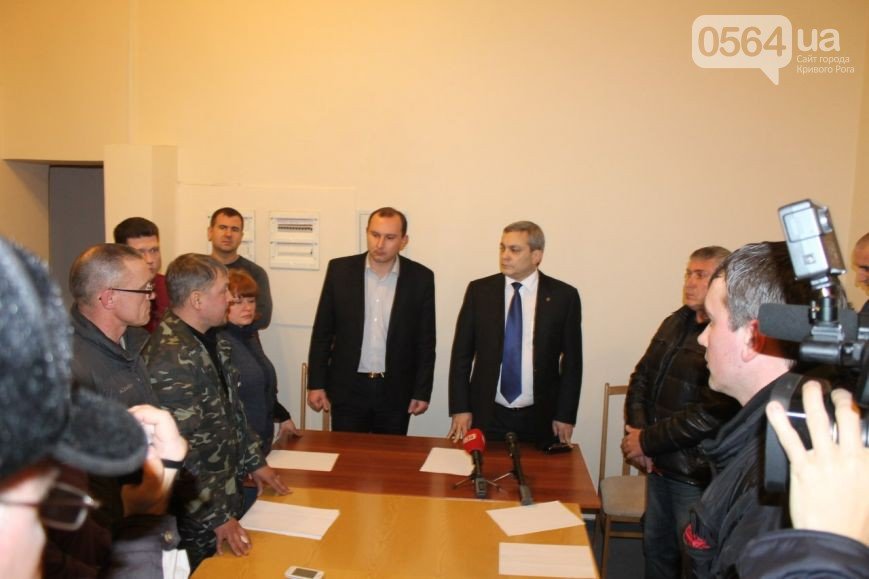 В Кривом Роге почтили память Героев Крут, протестующие объявили голодовку и встретились с Борисом Трейгерманом (фото) - фото 3 В Кривом Роге почтили память Героев Крут, протестующие объявили голодовку и встретились с Борисом Трейгерманом (фото) - фото 3