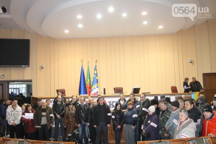 В Кривом Роге почтили память Героев Крут, протестующие объявили голодовку и встретились с Борисом Трейгерманом (фото) - фото 2 В Кривом Роге почтили память Героев Крут, протестующие объявили голодовку и встретились с Борисом Трейгерманом (фото) - фото 2