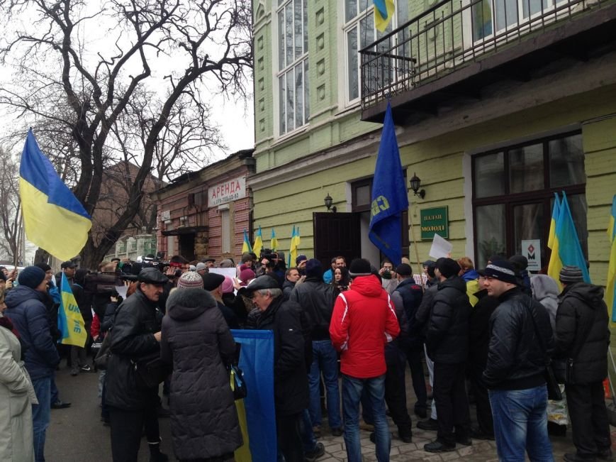 В Мариуполе началась внеочередная сессия горсовета. Здание, где проходит сессия, пикетируют активисты (ОН-ЛАЙН) (фото) - фото 1 В Мариуполе началась внеочередная сессия горсовета. Здание, где проходит сессия, пикетируют активисты (ОН-ЛАЙН) (фото) - фото 1