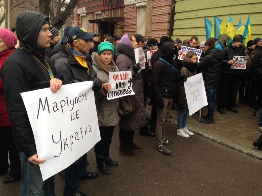 В Мариуполе началась внеочередная сессия горсовета. Здание, где проходит сессия, пикетируют активисты (ОН-ЛАЙН) (фото) - фото 1 В Мариуполе началась внеочередная сессия горсовета. Здание, где проходит сессия, пикетируют активисты (ОН-ЛАЙН) (фото) - фото 1