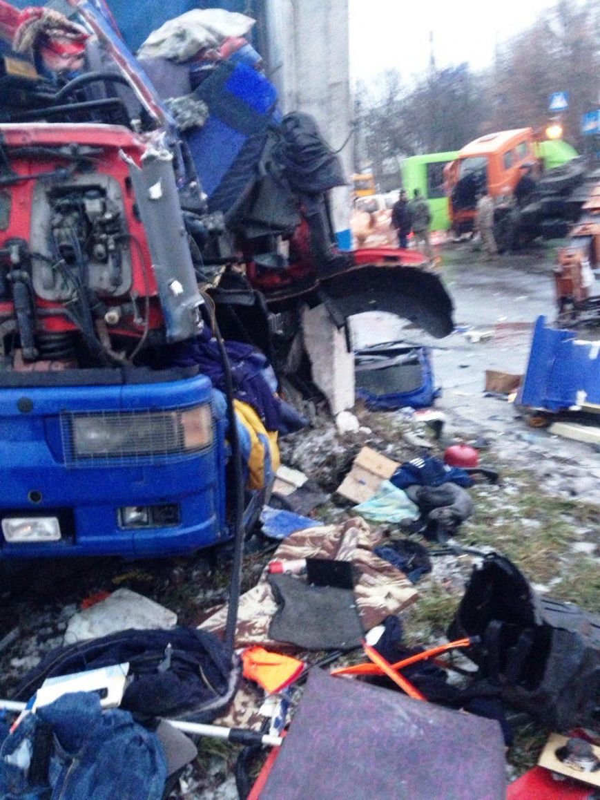 В Краматорске произошло ДТП с участием военной техники (ФОТО) (фото) - фото 2 В Краматорске произошло ДТП с участием военной техники (ФОТО) (фото) - фото 2