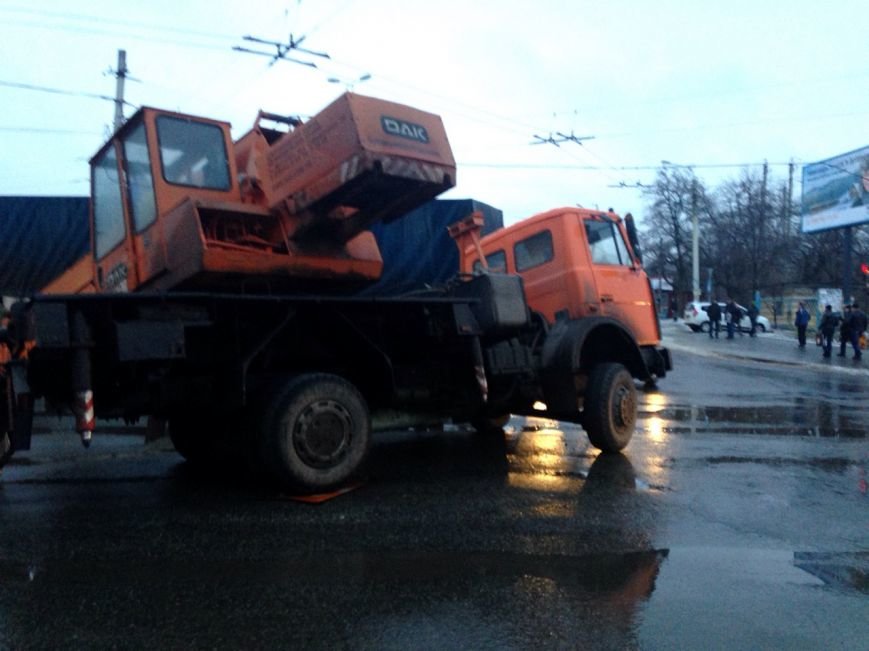 В Краматорске произошло ДТП с участием военной техники (ФОТО) (фото) - фото 2 В Краматорске произошло ДТП с участием военной техники (ФОТО) (фото) - фото 2