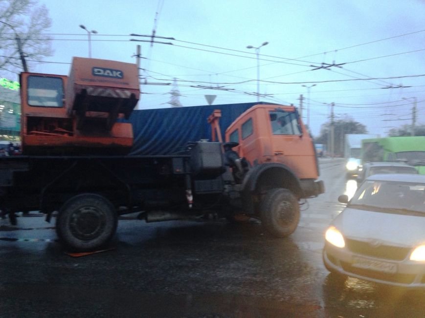 В Краматорске произошло ДТП с участием военной техники (ФОТО) (фото) - фото 3 В Краматорске произошло ДТП с участием военной техники (ФОТО) (фото) - фото 3