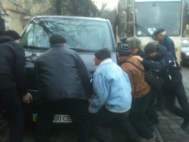 Львів'яни переставили машину своїми руками, аби зміг проїхати трамвай (ФОТО) (фото) - фото 1 Львів'яни переставили машину своїми руками, аби зміг проїхати трамвай (ФОТО) (фото) - фото 1